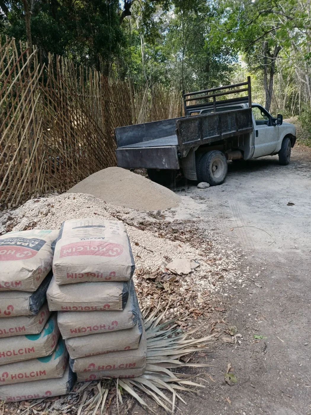 Las bolsas de cemento recién descargadas