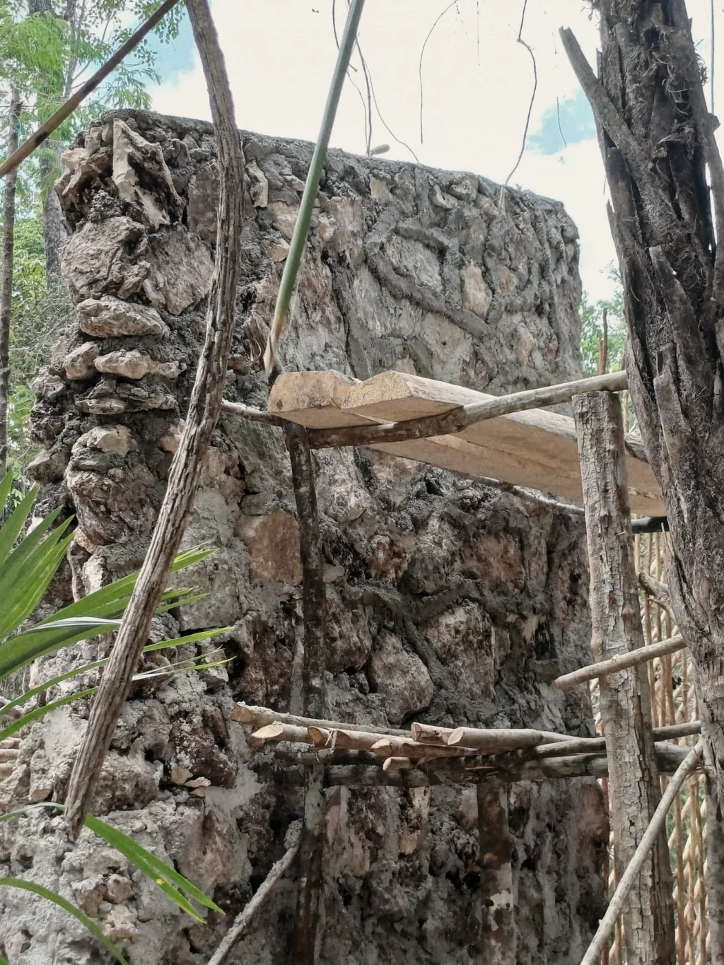Un muro de piedra, todavía con andamio