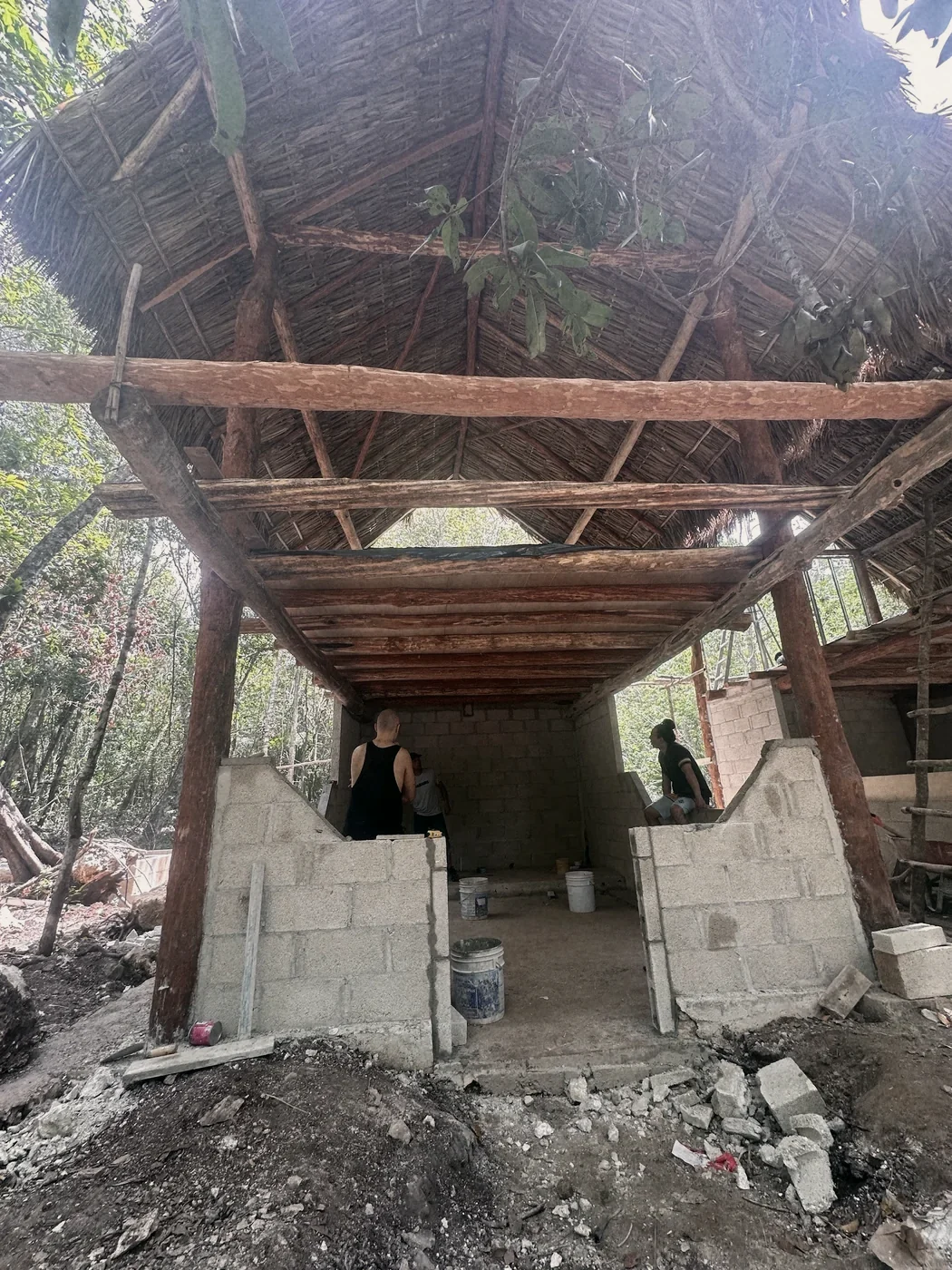 La palapa con el techo de palma ya puesto