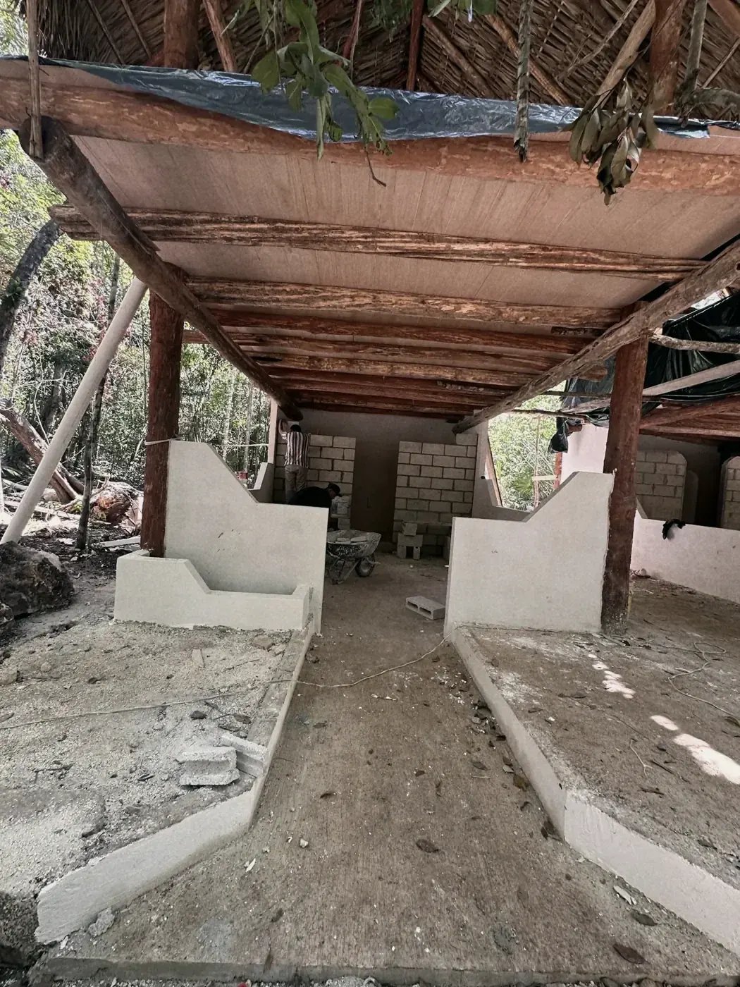 La palapa en obra, todavía sin cerrar
