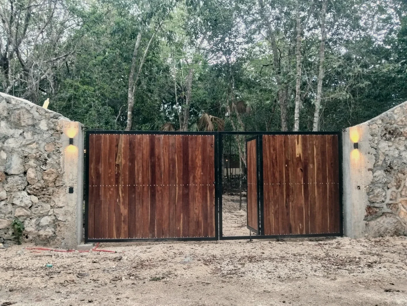 El portón de entrada, recién puesto