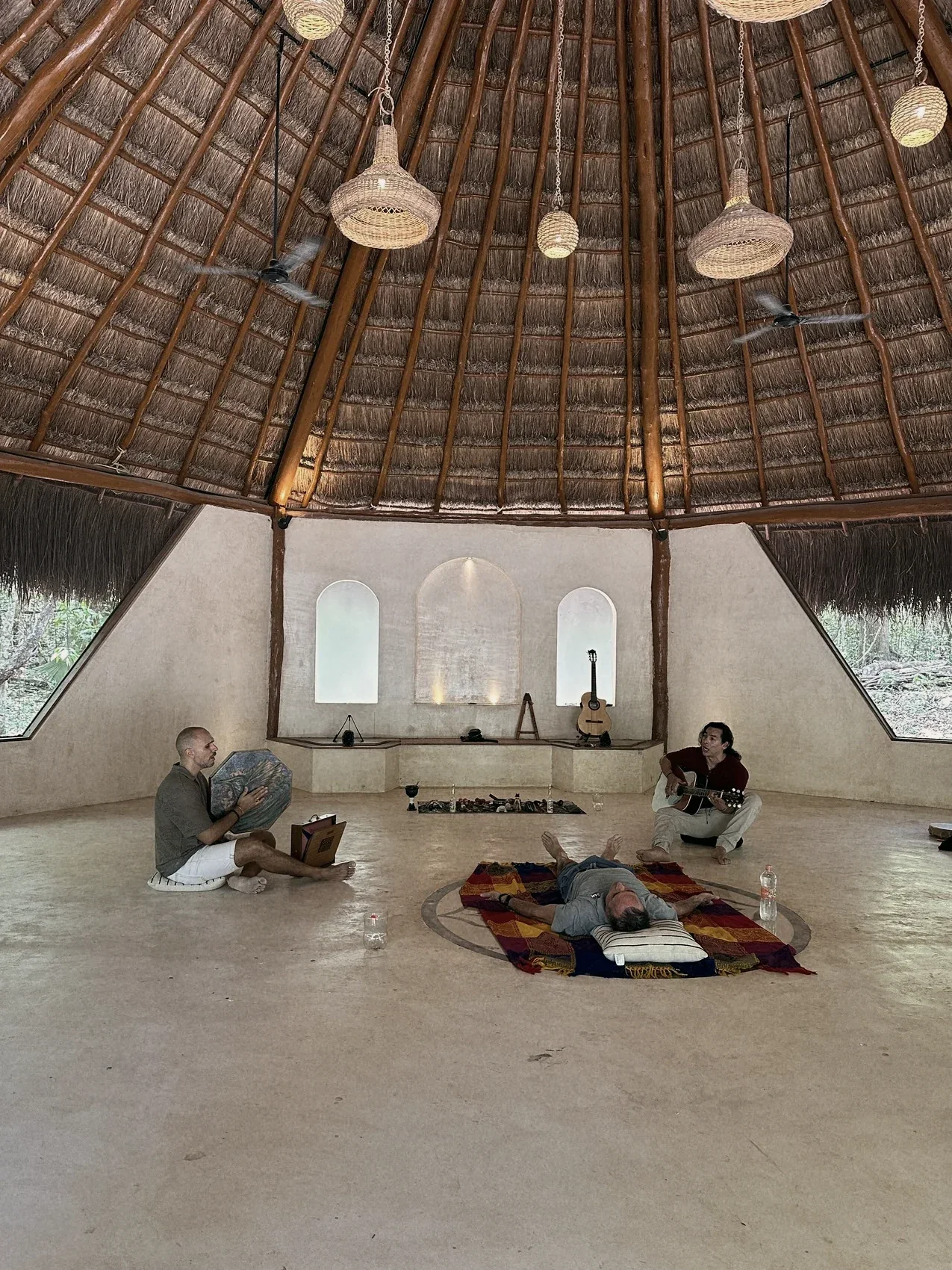 El interior de la shala, con la ceremonia en el piso